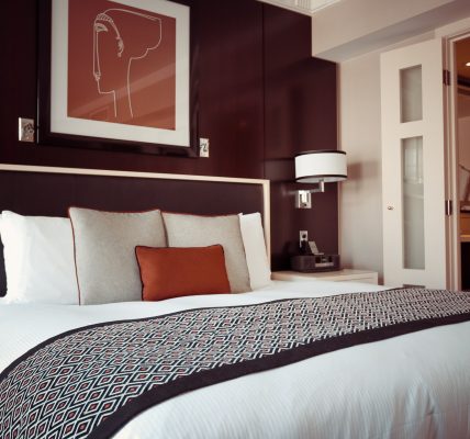 Jak kolorystyka i ułożenie wpływają na postrzeganie łóżka?