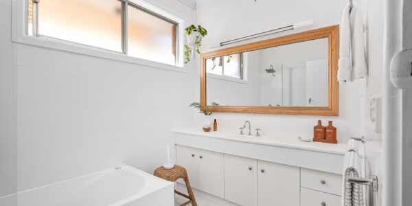 Efektowna jasna łazienka z drewnem